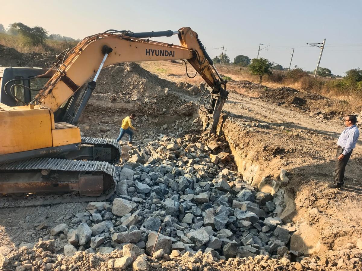 Hyundai excavator ballast work