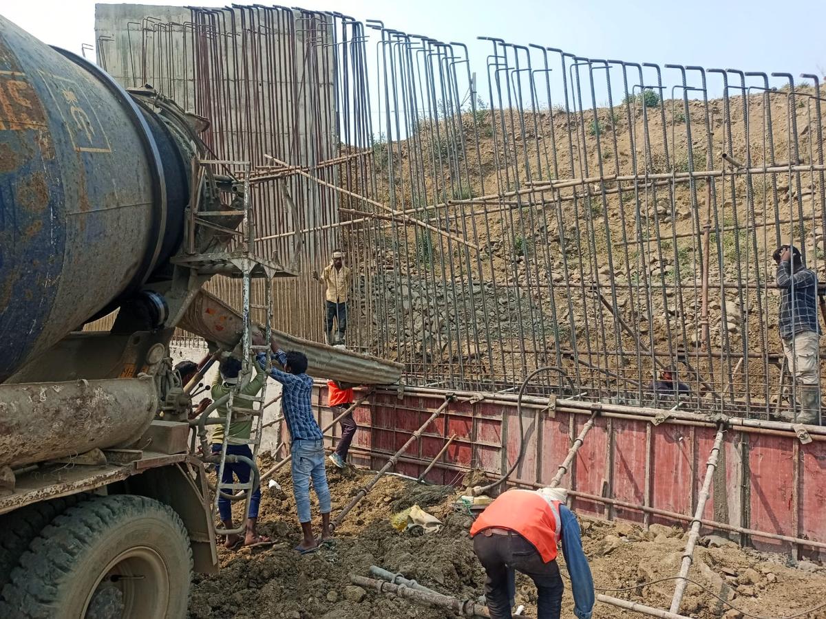 RCC retaining wall concreting